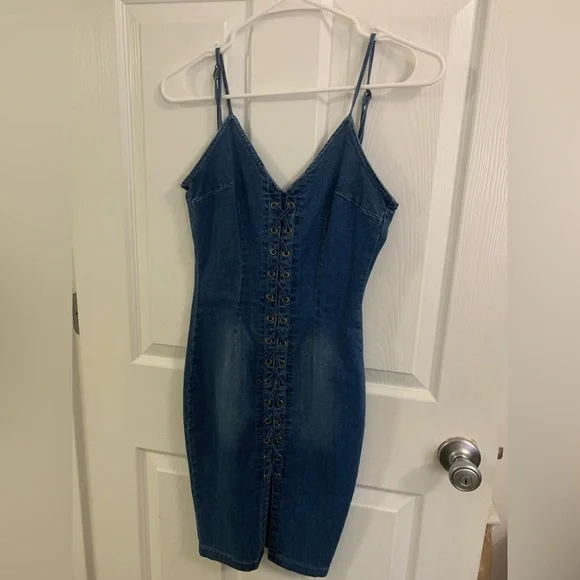 Windsor Windsor Blue Denim Lace-Up Bodycon Mini Dress S | Sz: S | Color: Blue Windsor Windsor Blue Denim Lace-Up Bodycon Mini Dress S | Sz: S | Color: Blue